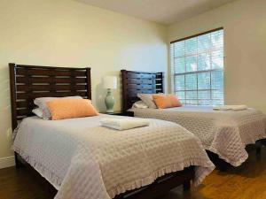 Giường trong phòng chung tại Luxury • Modern • CLOSE2DISNEY • 3bed • 2bath +14 ảnh