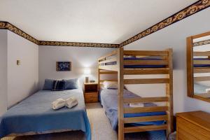 グレンアーバーにあるHawks Nest 27のベッドルーム1室(二段ベッド2台、はしご付)
