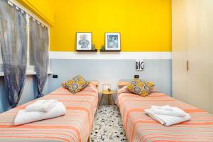 リオマッジョーレにあるCinque Terre d'Amare sea view big apartment for travel loversのベッド2台が隣同士に設置された部屋です。