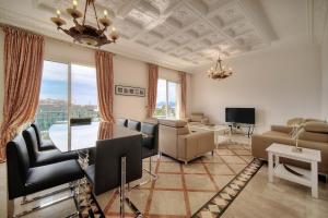 duży salon ze stołem i krzesłami w obiekcie REF 1757 - Cannes Back Croisette - Sea view apartment for rent w Cannes