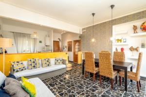 un soggiorno con divano, tavolo e sedie di Cinque Terre d'Amare sea view big apartment for travel lovers a Riomaggiore