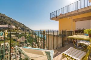 リオマッジョーレにあるCinque Terre d'Amare sea view big apartment for travel loversの海を望むバルコニー(テーブル、椅子付)