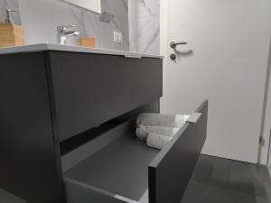 W łazience znajduje się umywalka i wieszak na ręczniki. w obiekcie Chez George w mieście Levico Terme +35 zdjęć