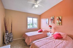 een slaapkamer met 2 bedden en een plafondventilator bij El Paso Retreat with Pool 11 Mi to Downtown! in El Paso