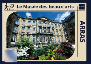 um grande edifício com flores em frente em Le Lion d'Or - Appartement d'Exception - Hyper-Centre em Arras