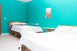 Een bed of bedden in een kamer bij Hostal Familiar Argeñal