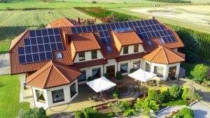 uma casa com painéis solares no telhado em Hotel Regina em Radom