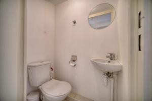 Kúpeľňa v ubytovaní REF 1766 - Cannes Center - Apartment for rent