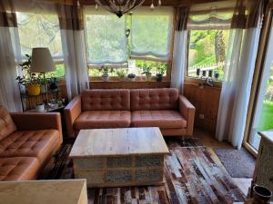 a living room with a couch and a coffee table at Wohnung mit Garten, Sauna und Infrarotkabine 