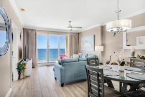 - un salon avec une table et un canapé dans l'établissement Ocean Villa 1303, à Panama City Beach