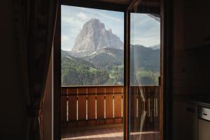 una ventana con vistas a una montaña en Oberaldoss Residence Wellness en Santa Cristina in Val Gardena