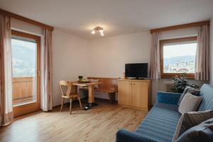 Televízia a/alebo spoločenská miestnosť v ubytovaní Oberaldoss Residence Wellness
