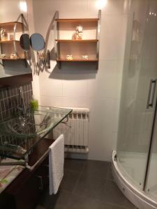 een badkamer met een glazen tafel en een bad bij Casa Aymerich in Bellpuig