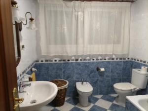 bagno con servizi igienici e lavandino di Casa Aymerich a Bellpuig