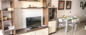 TV a/nebo společenská místnost v ubytování First line apartment in Playa Paraiso PP/70
