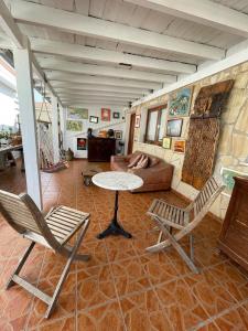 sala de estar con mesa, sillas y sofá en MP Cozy Apartment Near the Sea, en Pafos