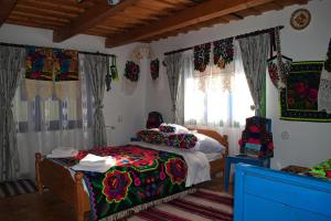 a bedroom with a bed and a window at La Rodica in Vale in Ocna Şugatag