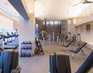 een fitnessruimte met loopbanden en machines in een kamer bij National at Pentagon in Arlington