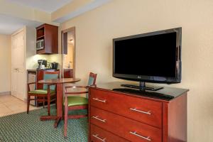 una habitación de hotel con TV de pantalla plana en una cómoda en Holiday Inn Resort Orlando - Lake Buena Vista, an IHG Hotel, en Orlando