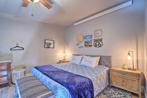 1 dormitorio con 1 cama y vestidor en Luxe Route 66 Getaway with AC in Downtown!, en Williams