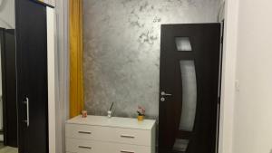 y baño con tocador blanco y espejo. en Apartament in regim hotelier en Timisoara
