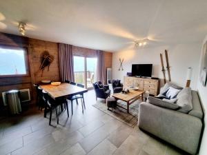a living room with a couch and a table at Appartement Les Saisies, 4 pièces, 8 personnes - FR-1-293-370 in Hauteluce