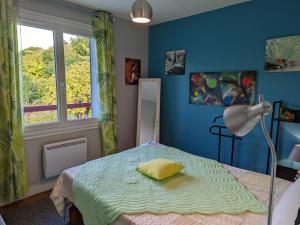 Appartement Barbezieux-Saint-Hilaire, 3 pièces, 4 personnes - FR-1-653-196 في باربيزيو: غرفة نوم عليها سرير ومخدة صفراء