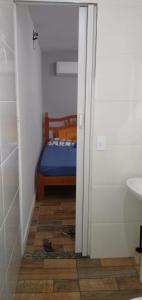 Habitación pequeña con cama y baño. en A Casa da Ilha de Itacuruçá - Aps en Flecheiras