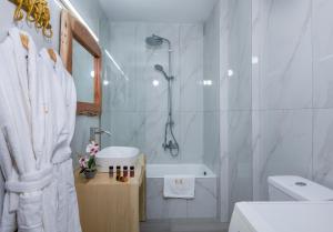 Koupelna v ubytování Lucky Suites