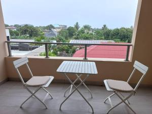 due sedie e un tavolo su un balcone con vista di Vaea's Place a Papeete 1 altra foto