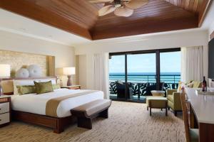 Koa Kea Resort on Poipu Beach tesisinde bir odada yatak veya yataklar