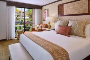 Koa Kea Resort on Poipu Beach tesisinde bir odada yatak veya yataklar