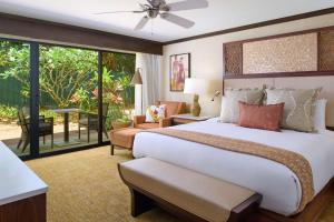 Koa Kea Resort on Poipu Beach tesisinde bir odada yatak veya yataklar
