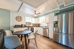 Η κουζίνα ή μικρή κουζίνα στο Cabin Style With Patio Seating & Charcoal Grill