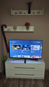 Μια τηλεόραση ή/και κέντρο ψυχαγωγίας στο Cozy home Bujorilor