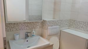 Ένα μπάνιο στο Cozy home Bujorilor