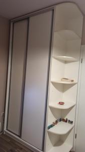 um frigorífico branco com prateleiras num quarto em Cozy home Bujorilor em Timişoara