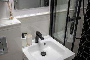 Ένα μπάνιο στο Batorego 16 Blue Prywatne mieszkanie 300m od Metro Pole Mokotowskie i SGH