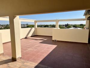 an empty balcony with a view of the city at Dtos las brisas in La Banda