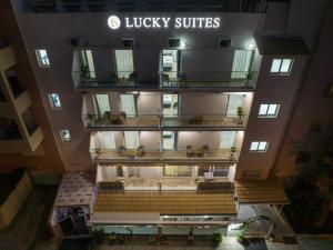 een uitzicht over de lobby van een gebouw bij Lucky Suites in Rethimnon