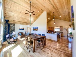 - une salle à manger et un salon avec un plafond en bois dans l'établissement New! Beautiful, Spacious Modern Home on a Large Acreage - Peaks & Prairies Retreat, à Antero Junction