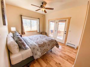 - une chambre avec un lit et un ventilateur de plafond dans l'établissement New! Beautiful, Spacious Modern Home on a Large Acreage - Peaks & Prairies Retreat, à Antero Junction