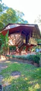 una casa grande con una escalera delante de ella en casa en el parque tayrona, en Santa Marta