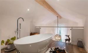 ห้องน้ำของ 5 Star Luxury Woodland Retreat Sleeps 12 Hot tub Sauna