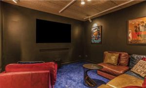 ein Wohnzimmer mit Couch und Flachbildfernseher in der Unterkunft 5 Star Luxury Woodland Retreat Sleeps 12 Hot tub Sauna in Clapton in Gordano