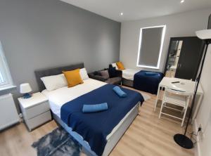 1 dormitorio pequeño con 1 cama y 1 sofá en STUNNING STUDIO In NORTH LONDON - VICTORIA LINE en Londres