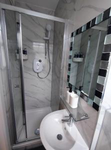 a bathroom with a sink and a shower at STUNNING STUDIO In NORTH LONDON - VICTORIA LINE in London