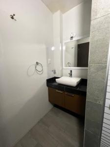 y baño con lavabo y espejo. en EXECUTIROOMS VERACRUZ, en Veracruz