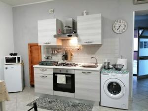 una cocina con estufa y lavadora en Portico Rodriguez Cava de Tirreni, en Cava deʼ Tirreni
