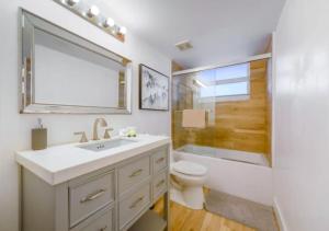 Um banheiro em Ocean View Stunning 3BR Apartment On 26th Floor